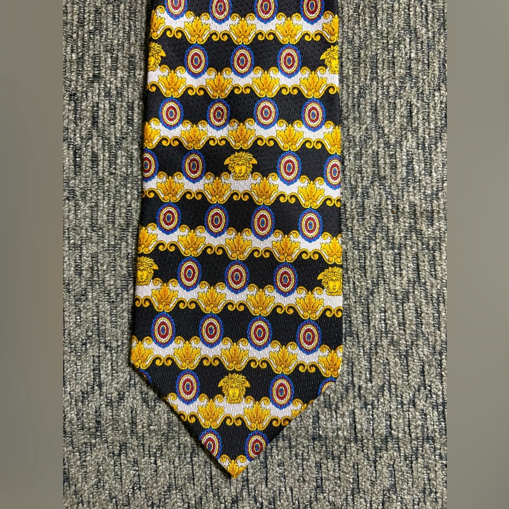LIKE NEW!  GIANNI VERSACE MENS 100% SILK TIE WITH MEDUSA HEAD & BAROQUE DESIGN.